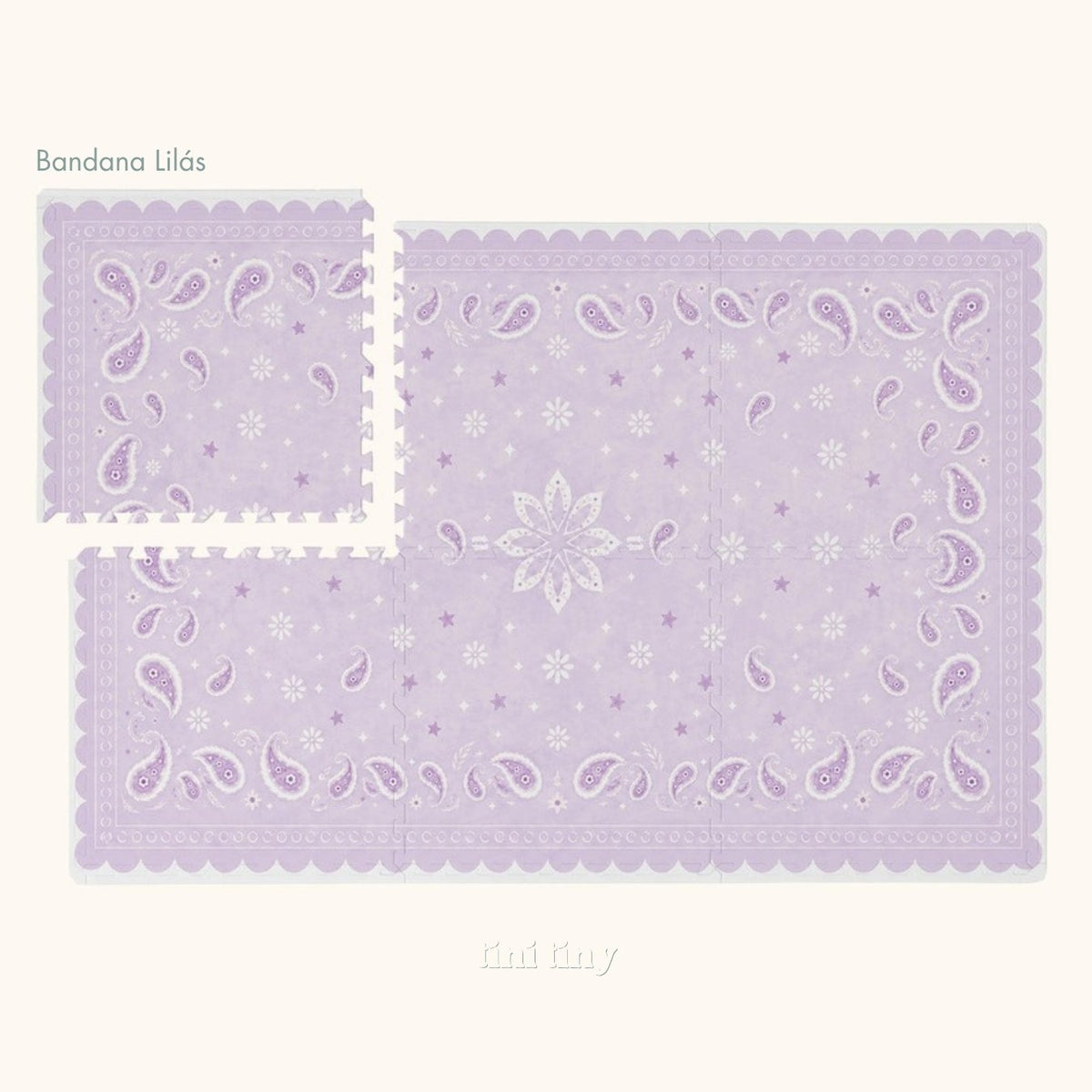 Tapete infantil de EVA Bandana lilás inteiro visto de cima, com a flor central, paisleys e a borda ondulada, e uma placa afastada no canto