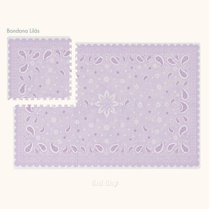 Tapete infantil de EVA Bandana lilás inteiro visto de cima, com a flor central, paisleys e a borda ondulada, e uma placa afastada no canto