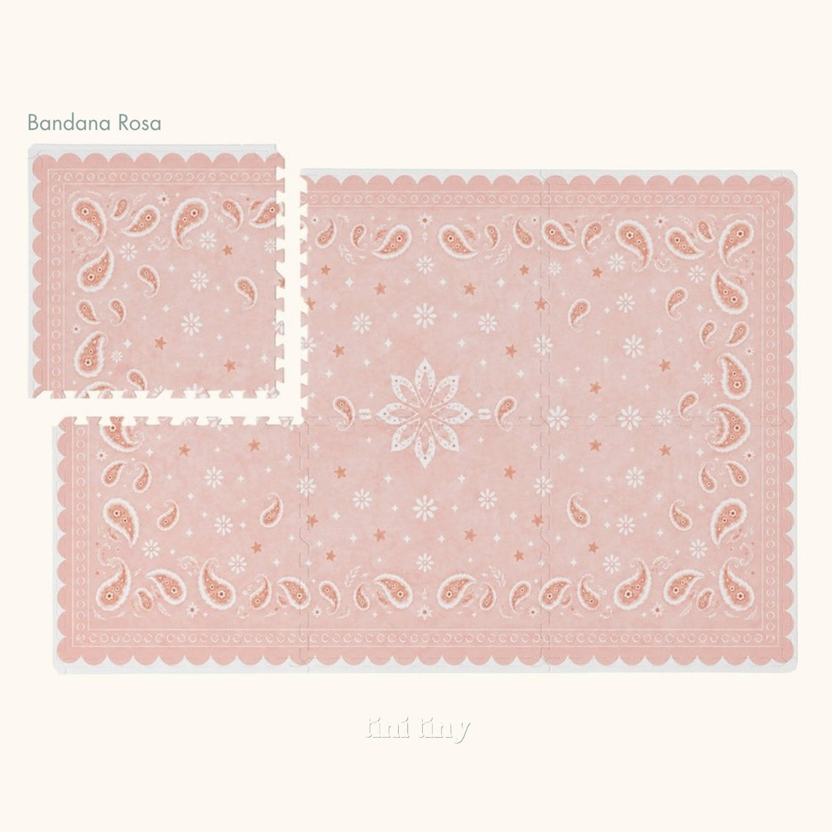 Tapete infantil de EVA Bandana rosa inteiro visto de cima, com a flor central, paisleys e a borda ondulada, e uma placa afastada no canto