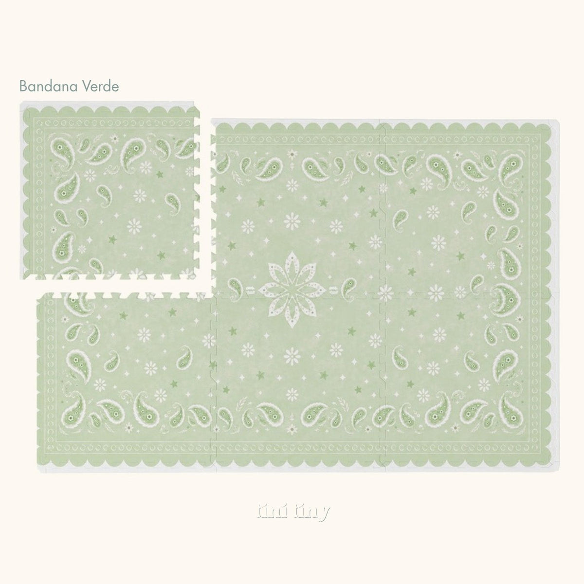 Tapete infantil de EVA Bandana verde inteiro visto de cima, com a flor central, paisleys e a borda ondulada, e uma placa afastada no canto