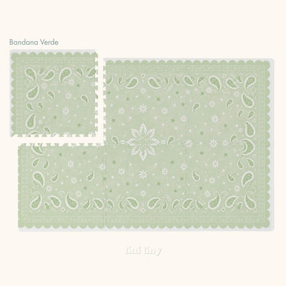 Tapete infantil de EVA Bandana verde inteiro visto de cima, com a flor central, paisleys e a borda ondulada, e uma placa afastada no canto