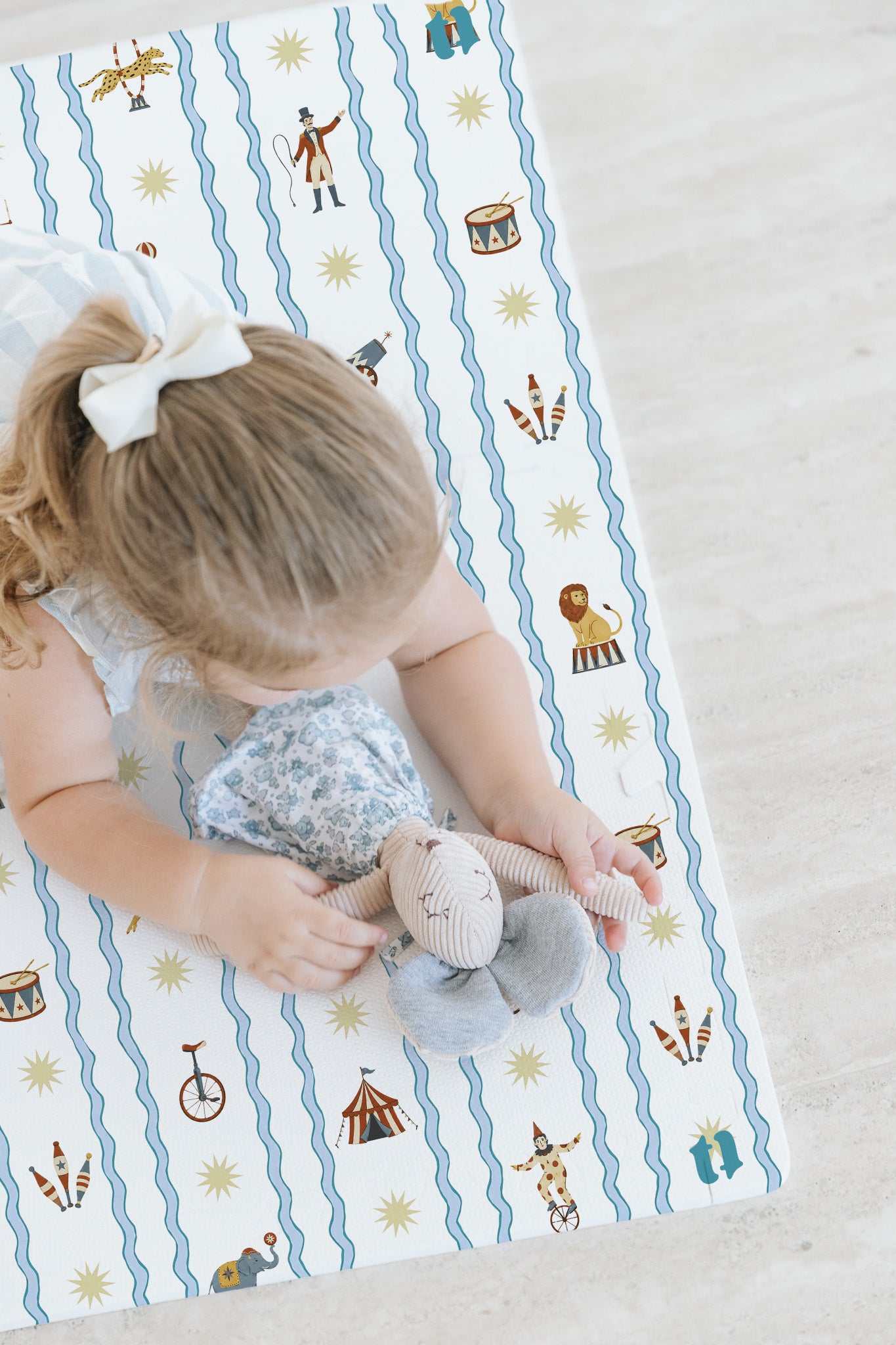 Criança brincando no tapetinho Circus Azul Tini Tiny — seguro, atóxico e hipoalergênico