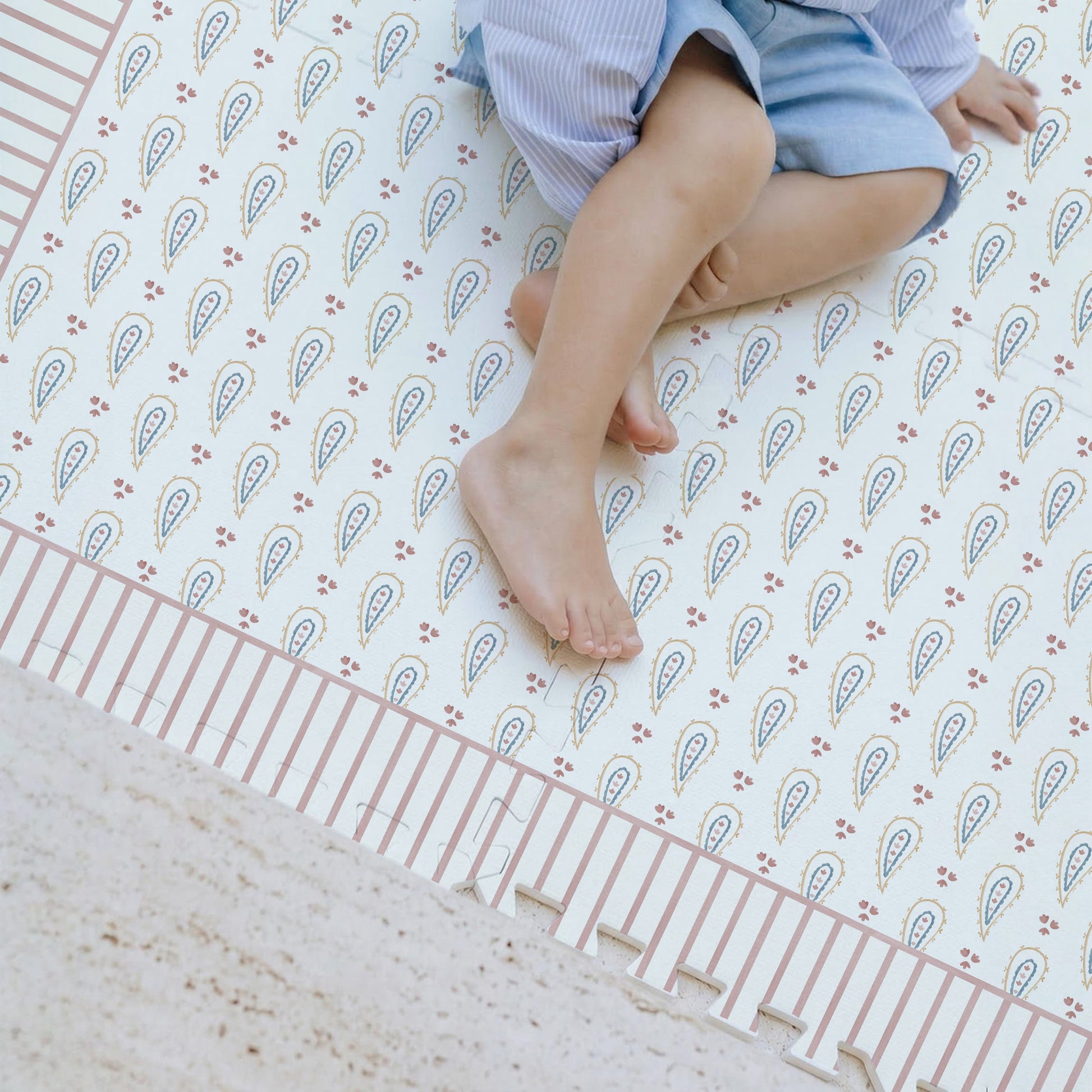 Criança brincando no tapetinho Cashmere Colorido Tini Tiny e Tom Wallpapers — seguro, atóxico e hipoalergênico