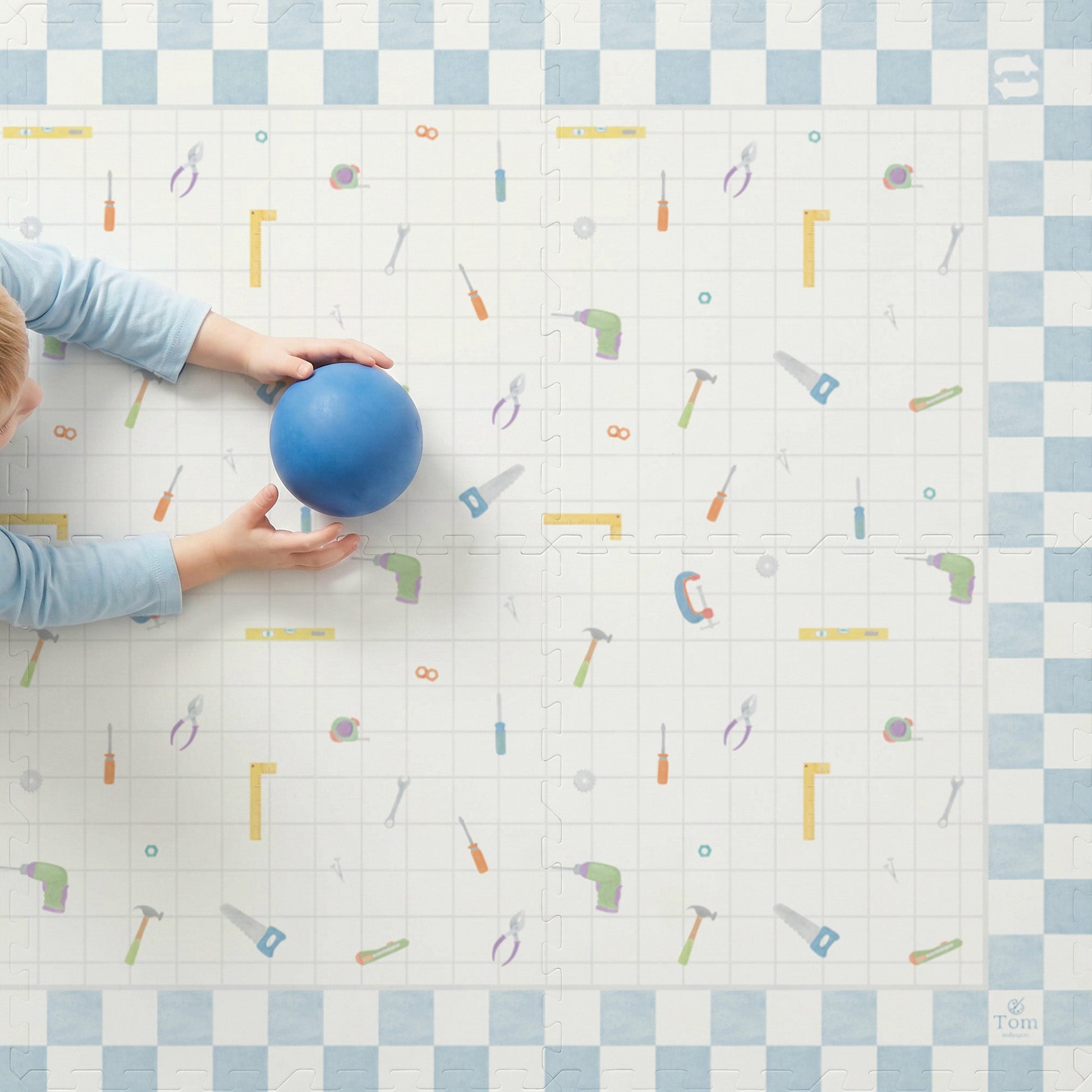 Criança brincando no tapetinho Ferramentas Tini Tiny e Tom Wallpapers — seguro, atóxico e hipoalergênico