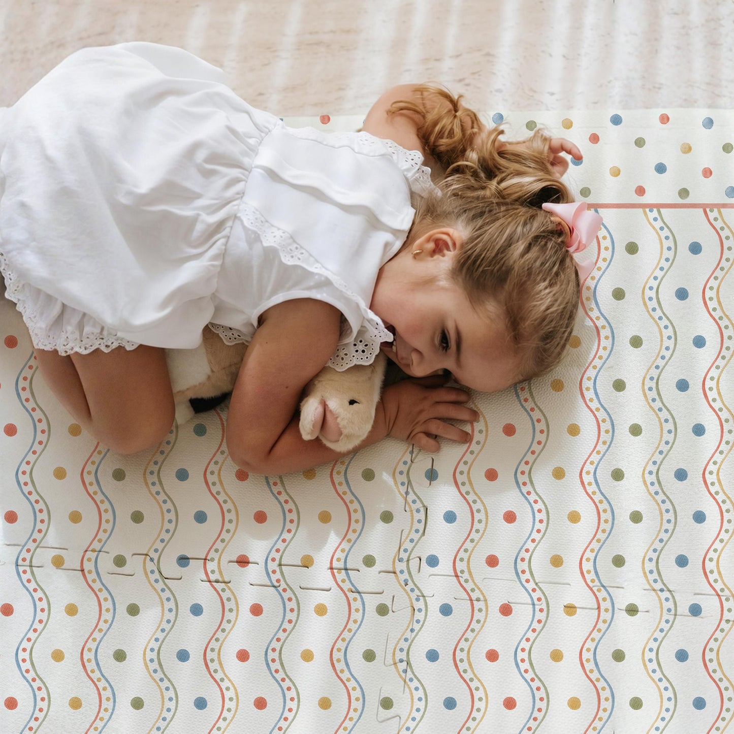 Criança brincando no tapetinho Fun Tini Tiny e Tom Wallpapers — seguro, atóxico e hipoalergênico