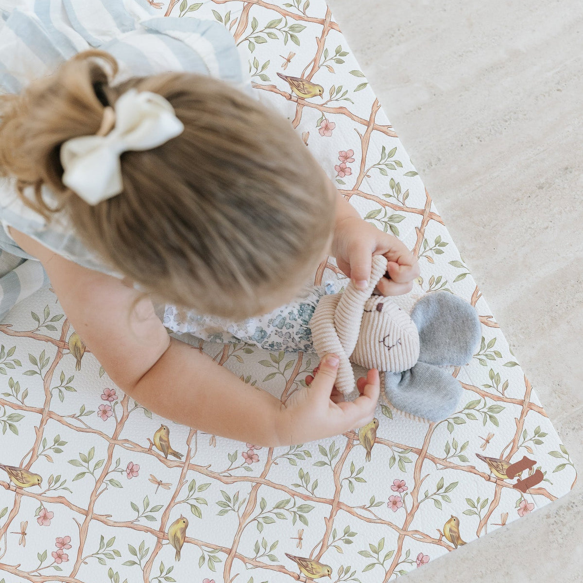 Criança brincando no tapetinho Lili Tini Tiny — seguro, atóxico e hipoalergênico