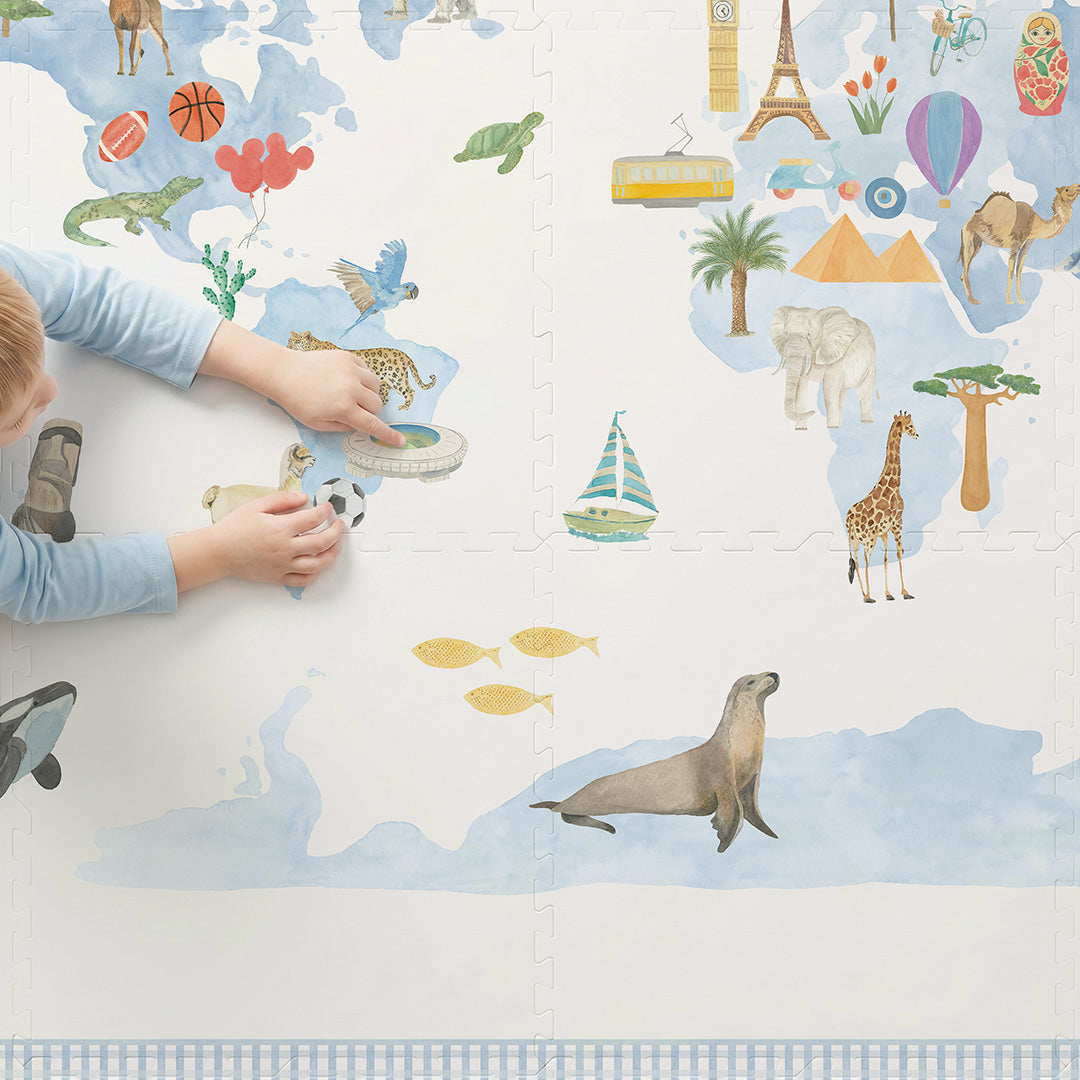 Criança brincando no tapetinho Mapa Azul Tini Tiny e Tom Wallpapers — seguro, atóxico e hipoalergênico