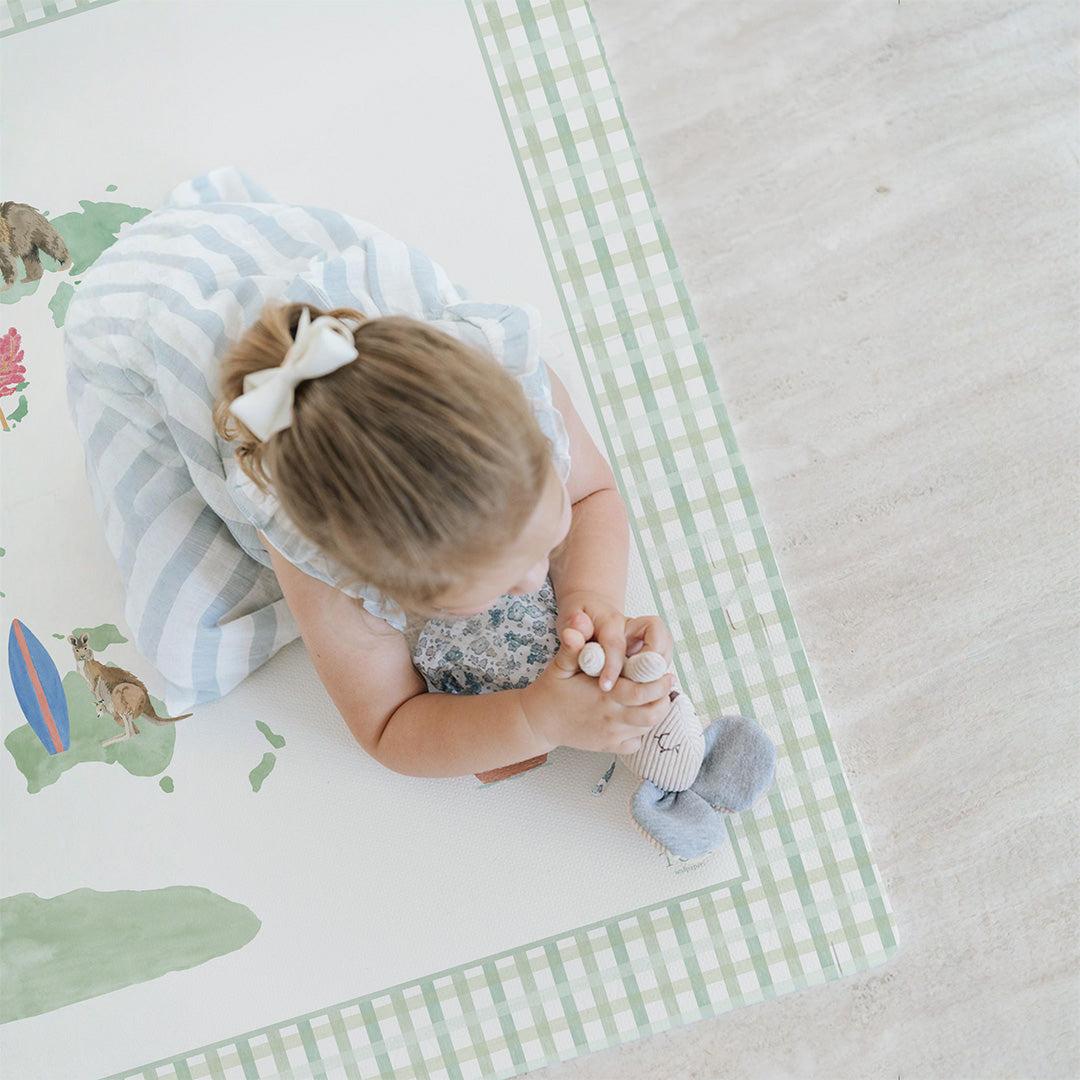 Criança brincando no tapetinho Mapa Verde Tini Tiny e Tom Wallpapers — seguro, atóxico e hipoalergênico