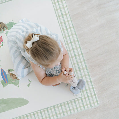 Criança brincando no tapetinho Mapa Verde Tini Tiny e Tom Wallpapers — seguro, atóxico e hipoalergênico