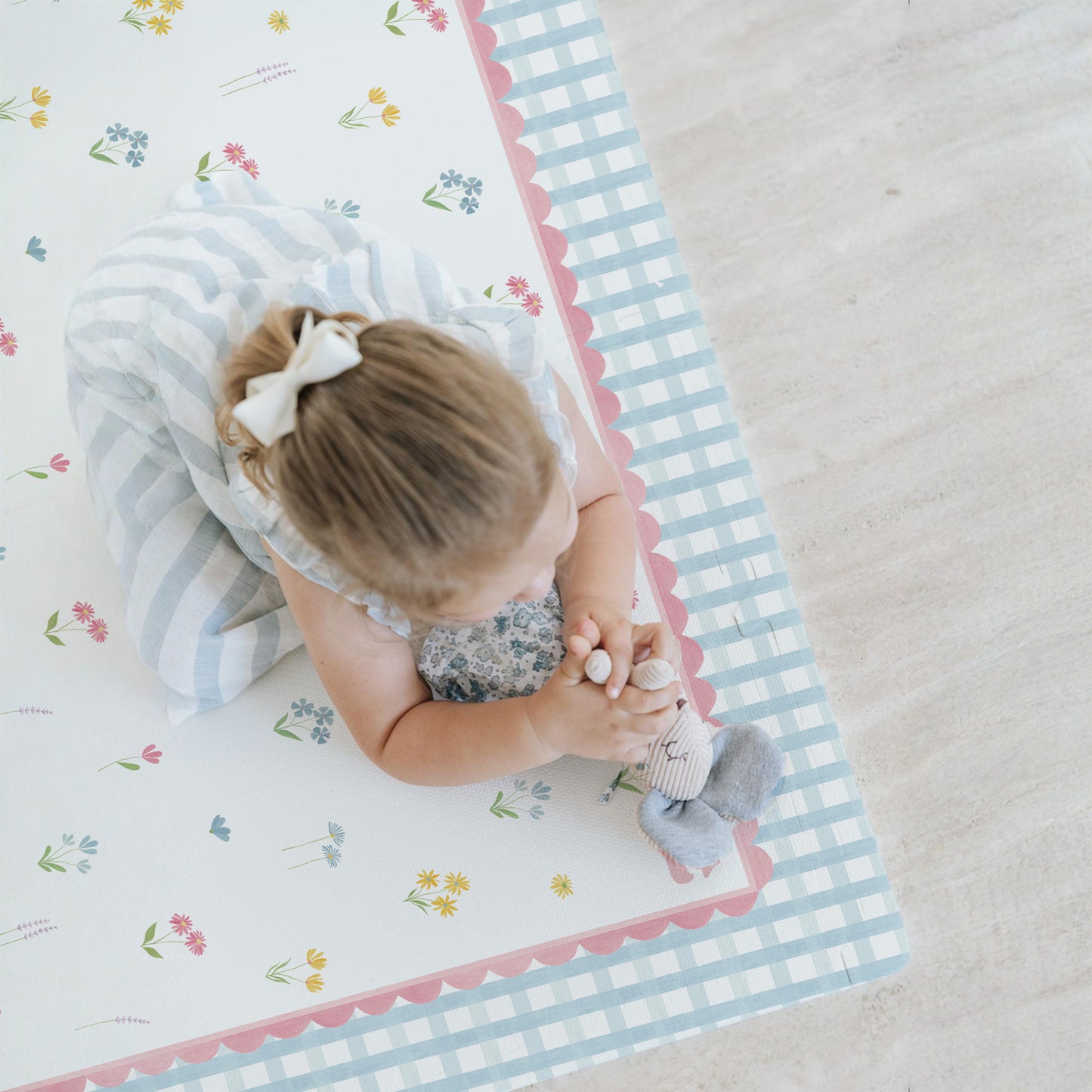 Criança brincando no tapetinho Primavera Tini Tiny e Wallpapers — seguro, atóxico e hipoalergênico