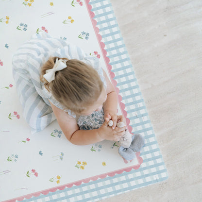 Criança brincando no tapetinho Primavera Tini Tiny e Wallpapers — seguro, atóxico e hipoalergênico