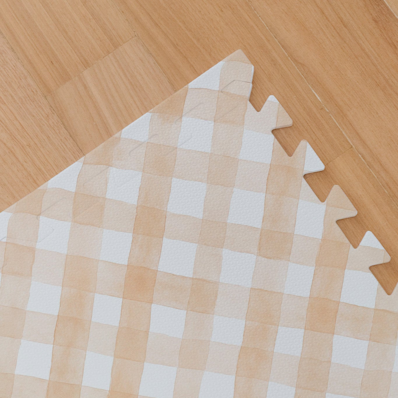 Detalhe da estampa Diagonal Vichy Laranja impressa diretamente no EVA — tecnologia exclusiva Tini Tiny