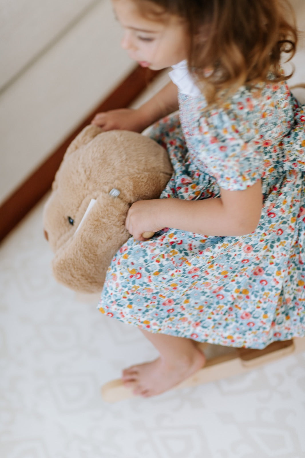 Criança brincando no tapetinho Ikat Tini Tiny — seguro, atóxico e hipoalergênico