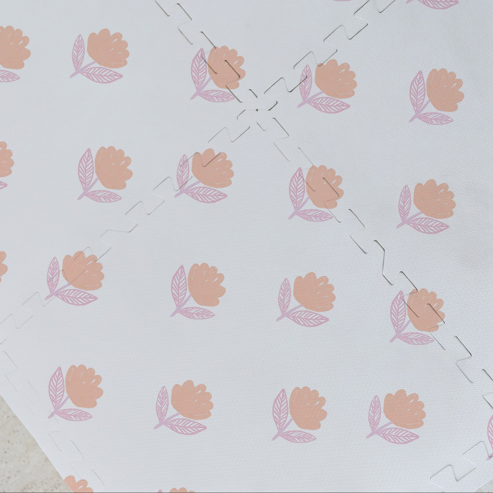 Detalhe da estampa Flora Laranja impressa diretamente no EVA — tecnologia exclusiva Tini Tiny