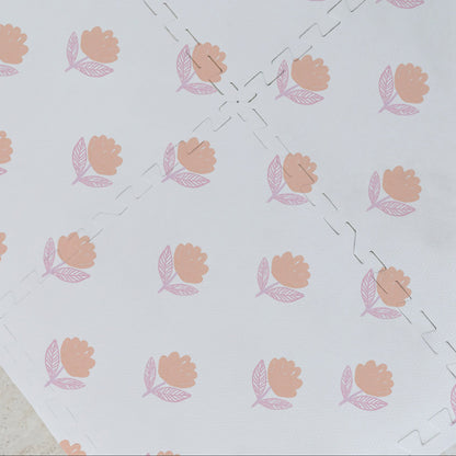 Detalhe da estampa Flora Laranja impressa diretamente no EVA — tecnologia exclusiva Tini Tiny