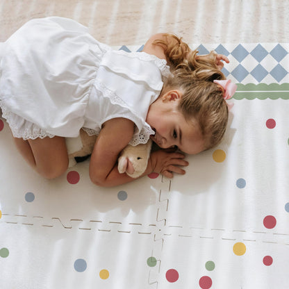 Criança brincando no tapetinho Jade Tini Tiny — seguro, atóxico e hipoalergênico