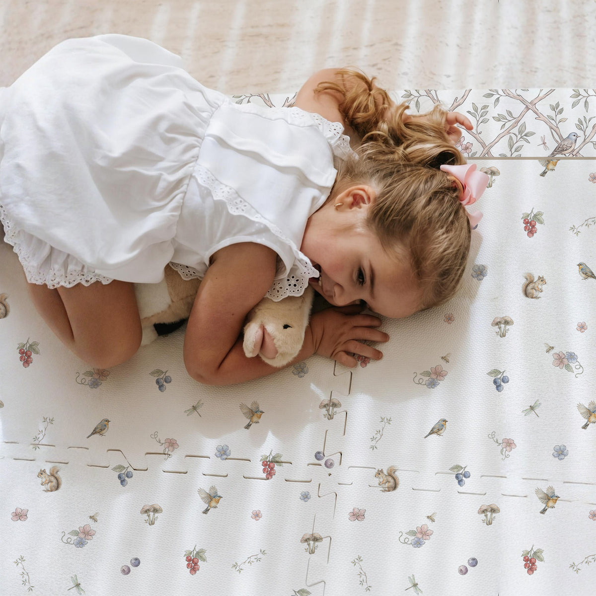 Criança brincando no tapetinho [Pietra com barrado Lili Tini Tiny — seguro, atóxico e hipoalergênico