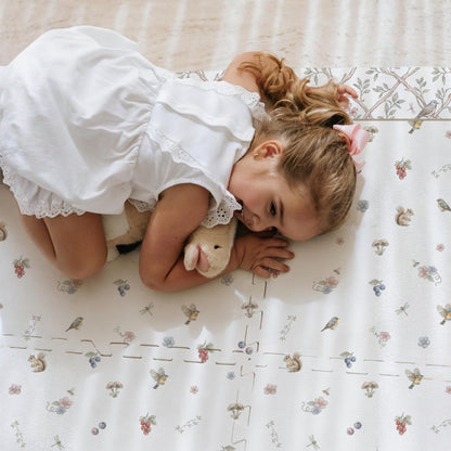 Criança brincando no tapetinho [Pietra com barrado Lili Tini Tiny — seguro, atóxico e hipoalergênico