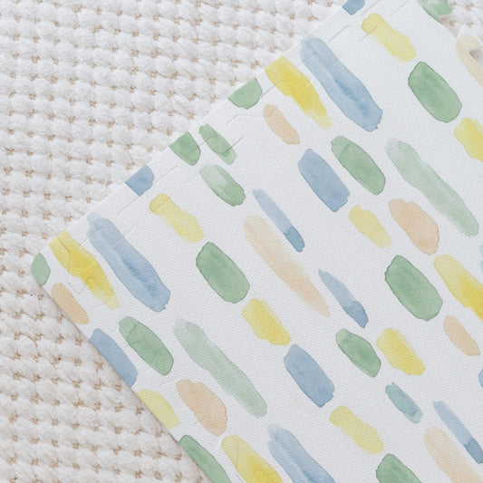 Tapete infantil de EVA Pinceladas verde e azul, detalhe das pinceladas em aquarela sobre tapete de sisal
