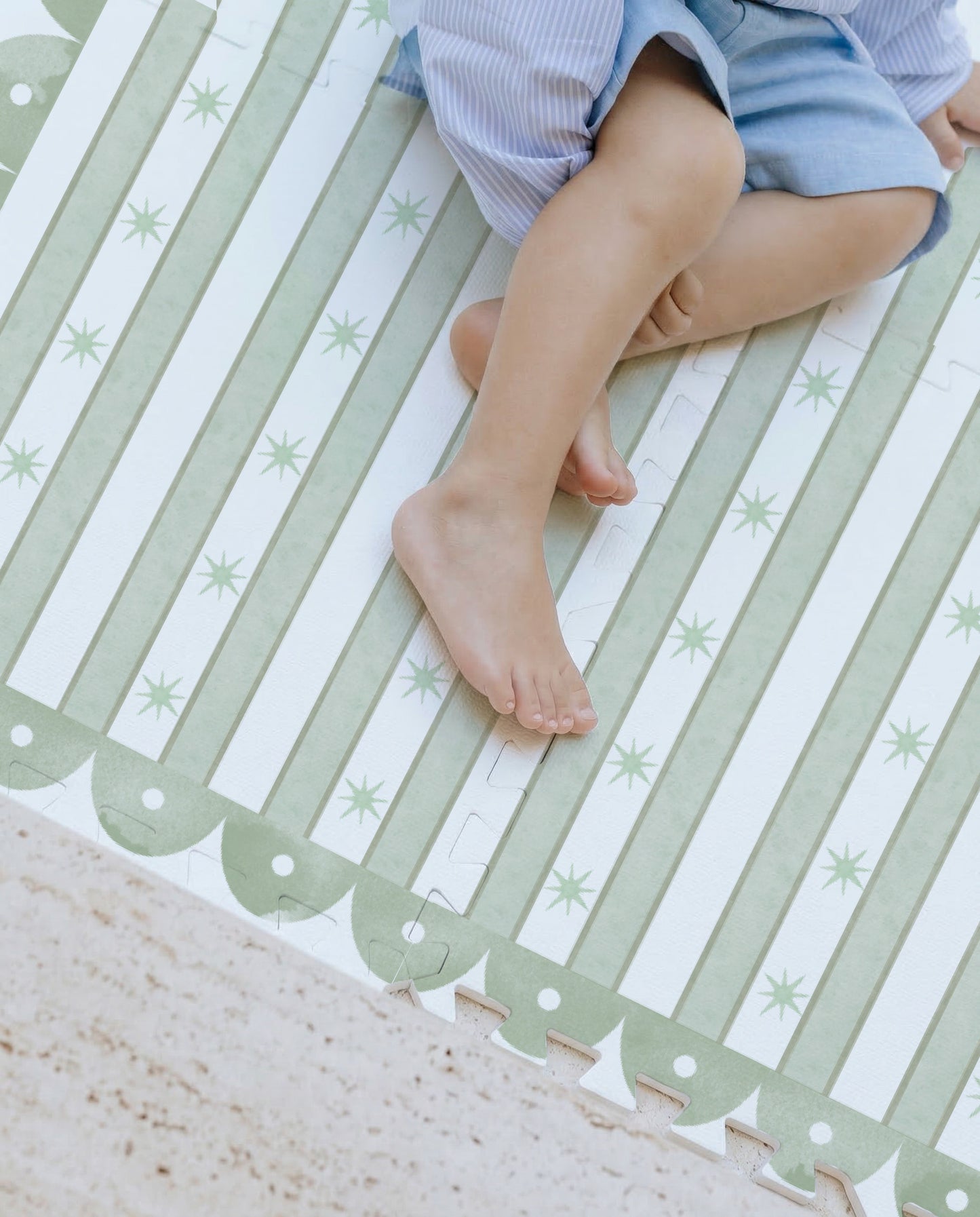 Criança brincando no tapetinho Tiny Constellation Verde Tini Tiny — seguro, atóxico e hipoalergênico