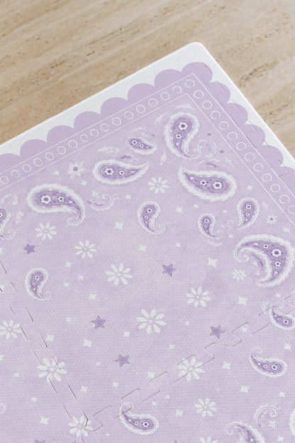 Detalhe do canto do tapete infantil de EVA Bandana lilás, com paisley, florzinhas, estrelinhas e borda ondulada