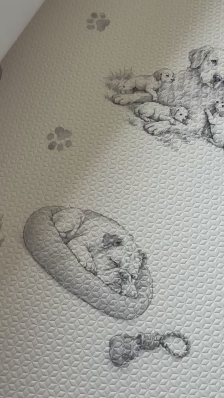 Vídeo de perto do tapetinho Toile de Jouy Dogs cinza, com cachorrinhos, casinha, ossinhos e patinhas desenhados em cinza