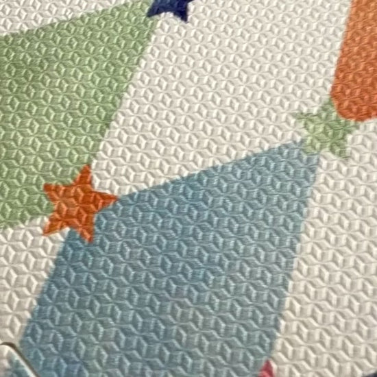 Detalhe da estampa Whimsical Colorido impressa diretamente no EVA — tecnologia exclusiva Tini Tiny
