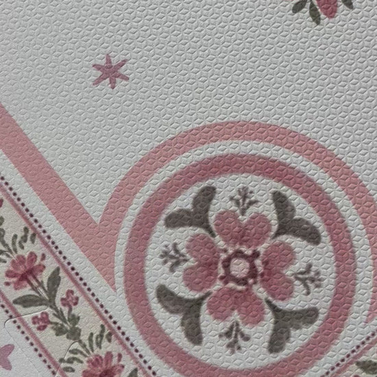 Vídeo percorrendo o tapetinho Vintage Rose montado, do barrado floral até o losango central