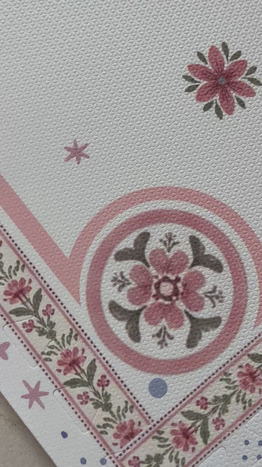 Vídeo percorrendo o tapetinho Vintage Rose montado, do barrado floral até o losango central