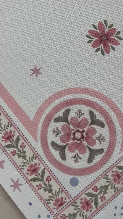 Vídeo percorrendo o tapetinho Vintage Rose montado, do barrado floral até o losango central