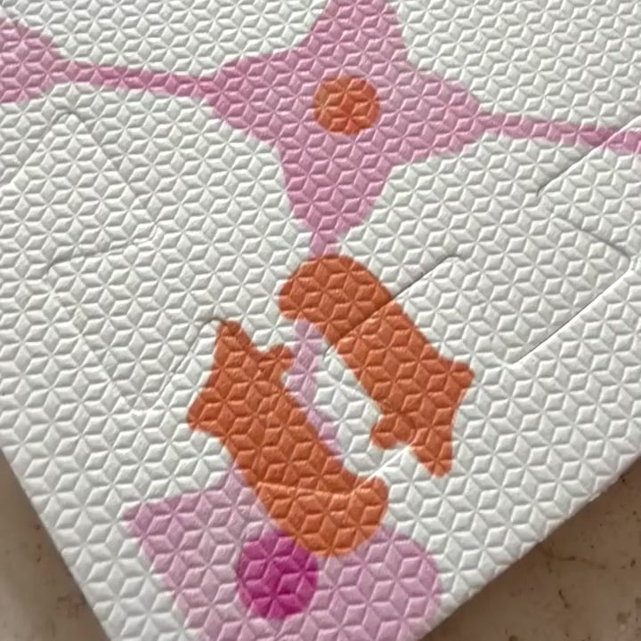 Detalhe da estampa Flower Power Rosa impressa diretamente no EVA — tecnologia exclusiva Tini Tiny