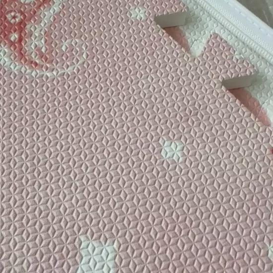 Vídeo percorrendo o tapetinho Bandana rosa, com paisley, florzinhas, estrelinhas e a borda ondulada