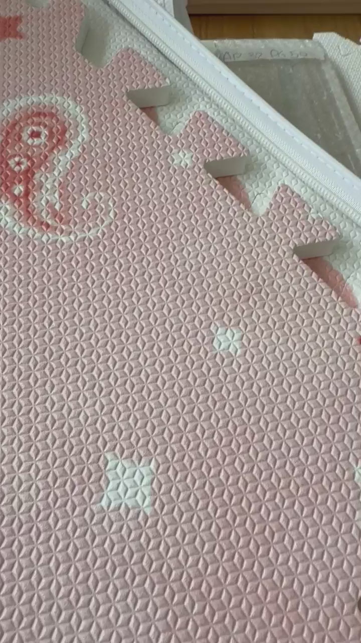 Vídeo percorrendo o tapetinho Bandana rosa, com paisley, florzinhas, estrelinhas e a borda ondulada