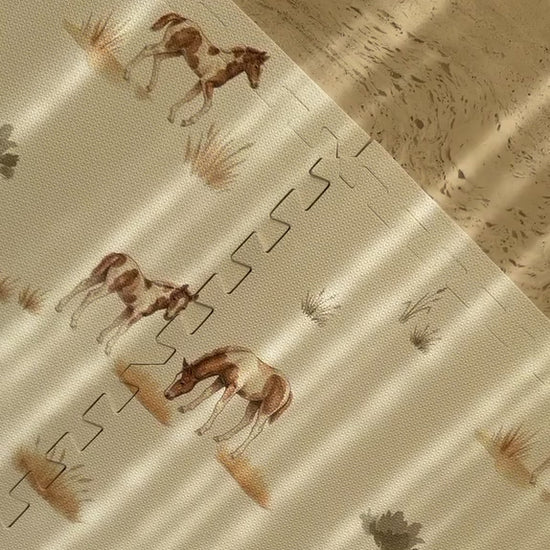 Detalhe da estampa Cavalos Khaki impressa diretamente no EVA — tecnologia exclusiva Tini Tiny