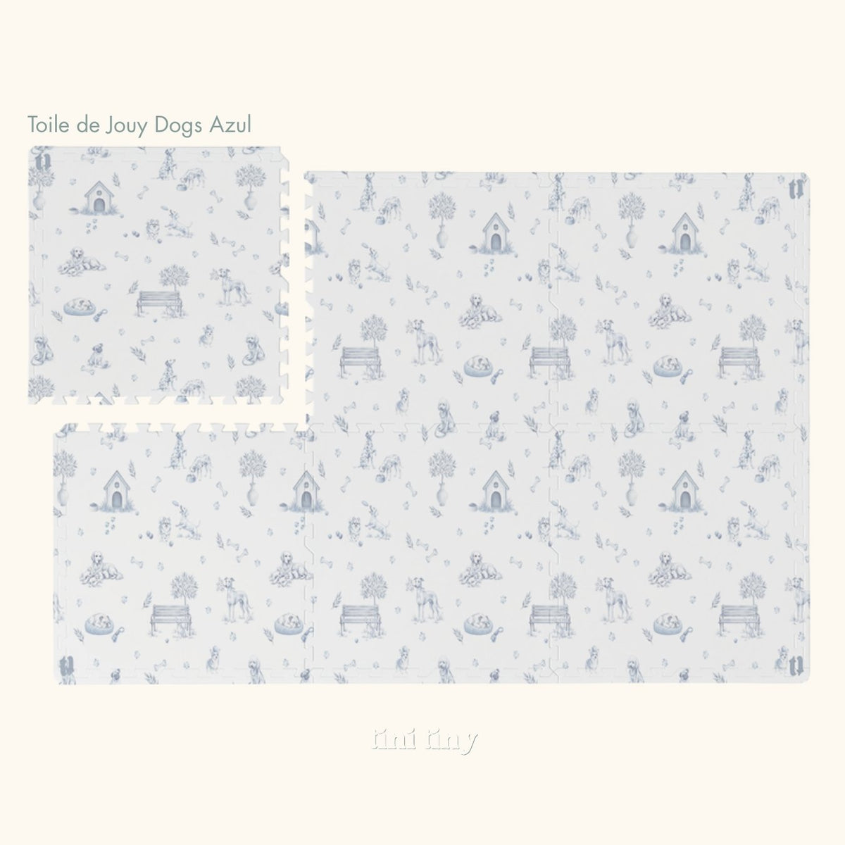 Tapete infantil de EVA Toile de Jouy Dogs azul inteiro visto de cima, com cachorrinhos, casinhas e arvorezinhas, e uma placa afastada no canto