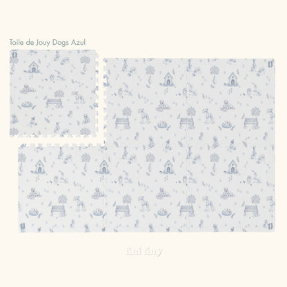 Tapete infantil de EVA Toile de Jouy Dogs azul inteiro visto de cima, com cachorrinhos, casinhas e arvorezinhas, e uma placa afastada no canto