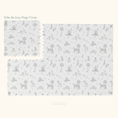 Tapete infantil de EVA Toile de Jouy Dogs cinza inteiro visto de cima, com cachorrinhos, casinhas e arvorezinhas, e uma placa afastada no canto