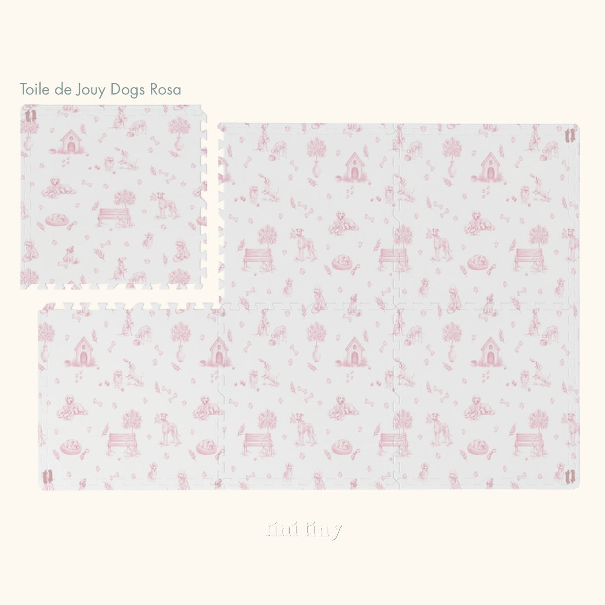 Tapete infantil de EVA Toile de Jouy Dogs rosa inteiro visto de cima, com cachorrinhos, casinhas e arvorezinhas, e uma placa afastada no canto