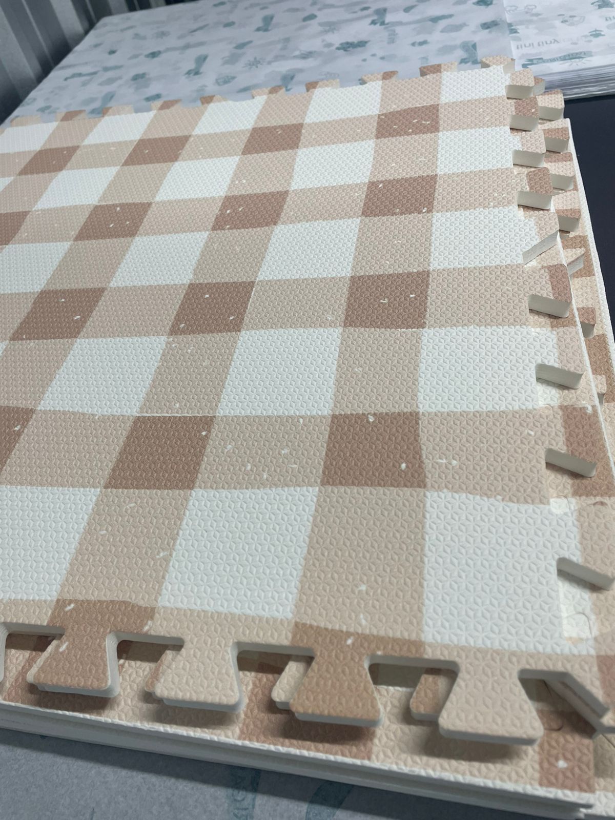 Placas do tapete infantil de EVA Vichy khaki empilhadas, mostrando o encaixe e a espessura das peças